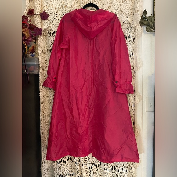 Vintage bright pink rain coat in fabulous condition. - Picture 3 of 3
